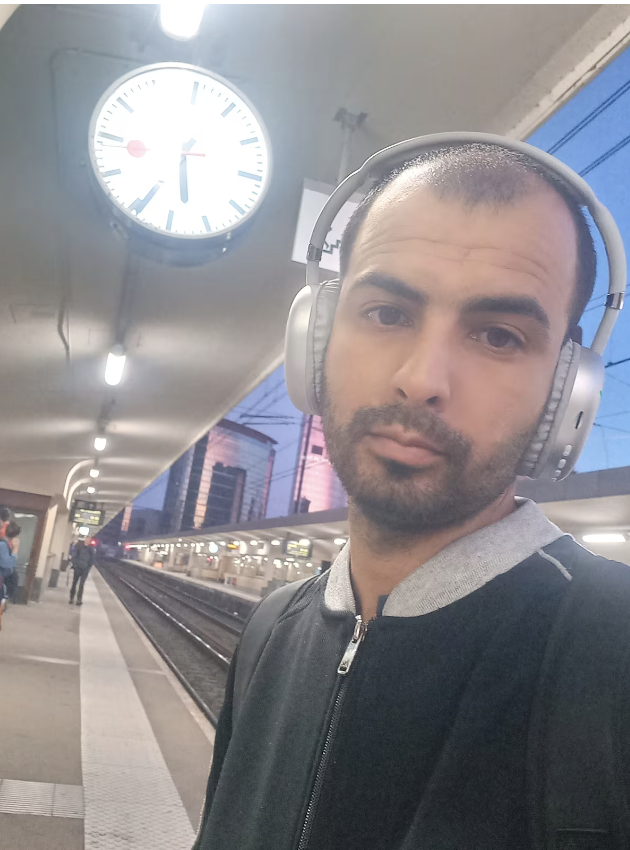 This Palestinian spent more than a year trying to escape Gaza... And he finally did it on a jet ski and with the help of ChatGPT