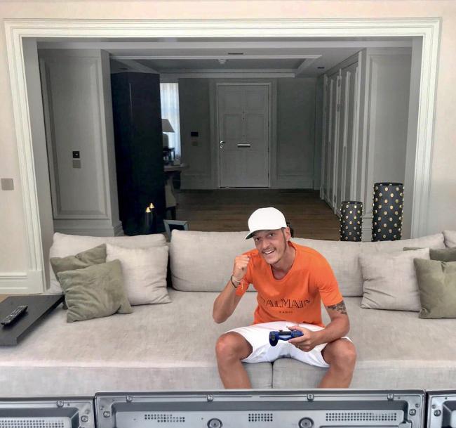 Mesut Ozil Launches His Gaming Channel On Twitch Fortnite - fortnite photo mesut ozil