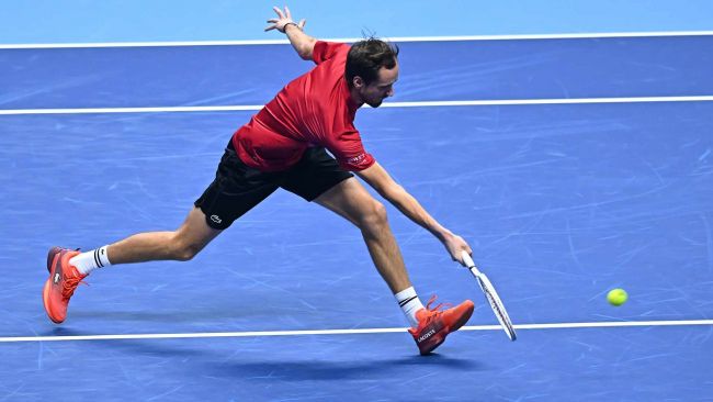 Medvedev overcomes his fears and delivers a good game (and manners) against De Minaur