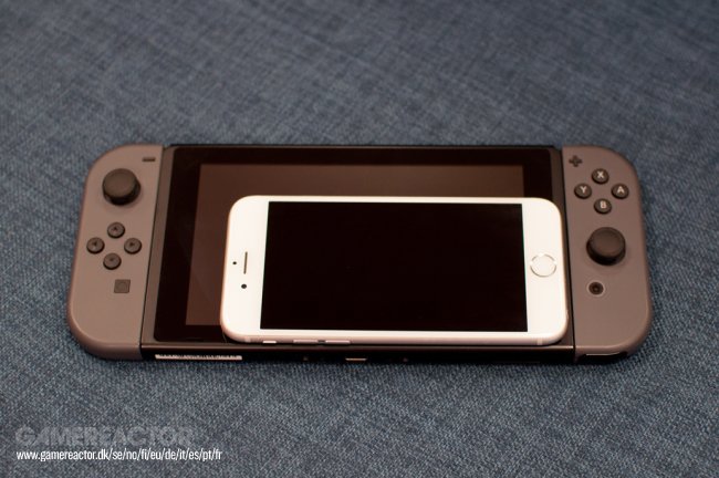 Comparison pictures: Nintendo Switch vs 3DS vs iPhone