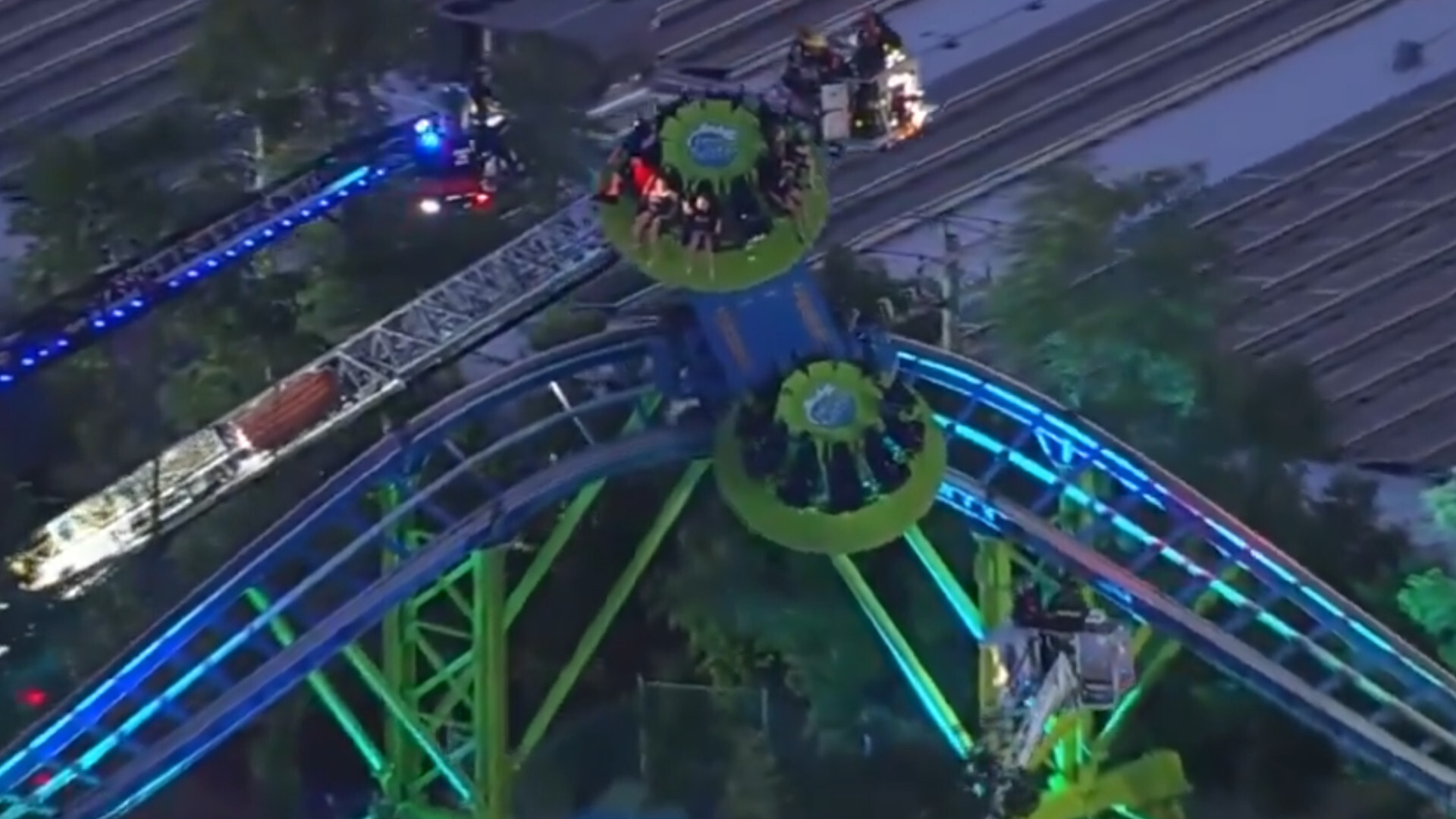 16 riders stuck for three hours in Wave Twister, a new amusement ride in Long Island