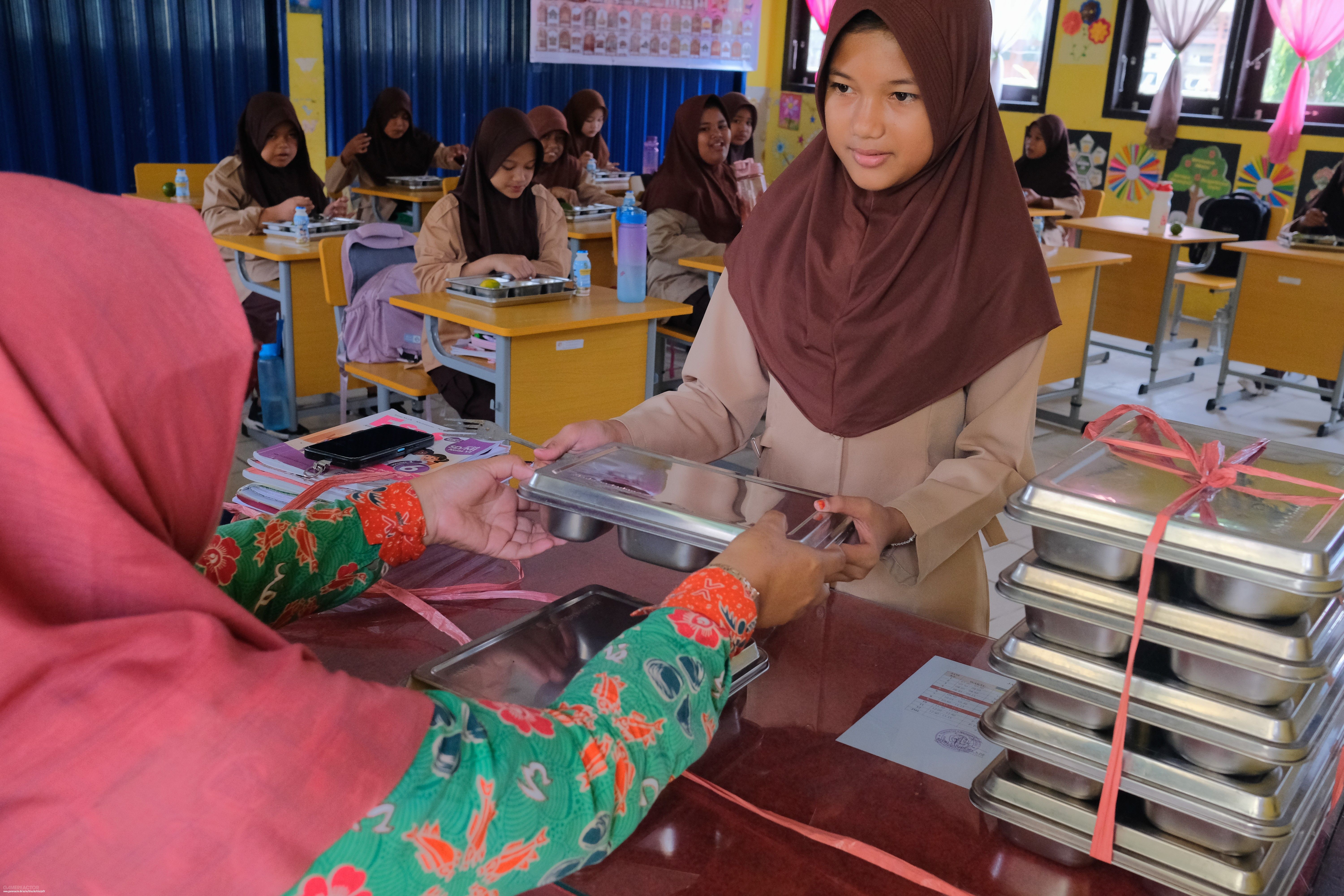 An Indonesian judge is investigating two outbreaks of food poisoning linked to a free meals programme that has affected more than 800 people