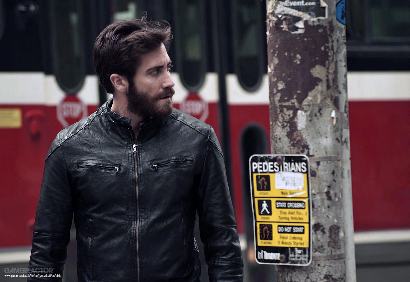 At 43, Jake Gyllenhaals Stands as a Testament to Resilience Through Artistic Reinvention