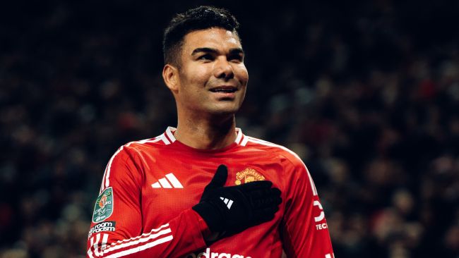 Manchester United returns to form with 5-2 victory in Van Nistelrooy's first match