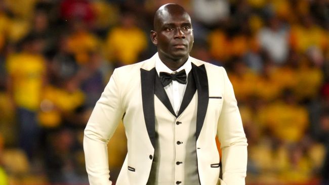 Coach from Barcelona Sporting goes viral after showing up in a tuxedo to a Libertadores match