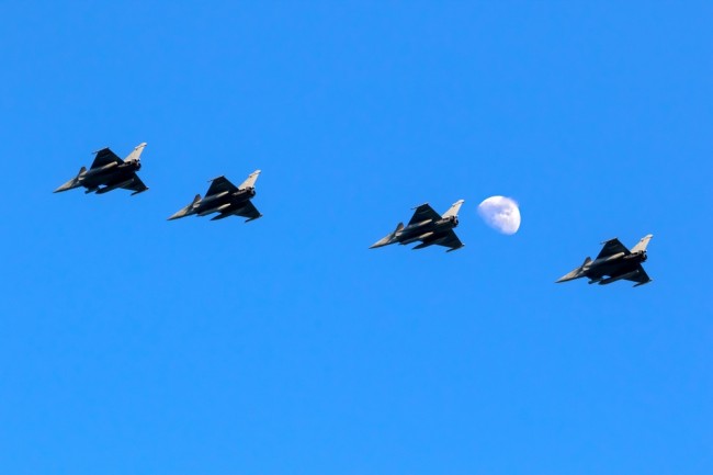 Zelensky signs deal for 100 Rafale fighter jets