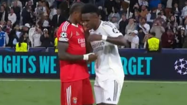 Benfica player criticised and insulted for talking to Vinícius... and Prestianni likes it