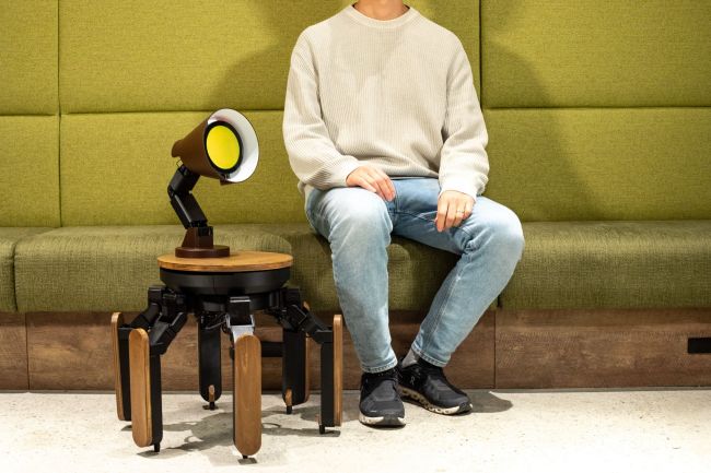 Jizai unveils robotic table lamp at CES