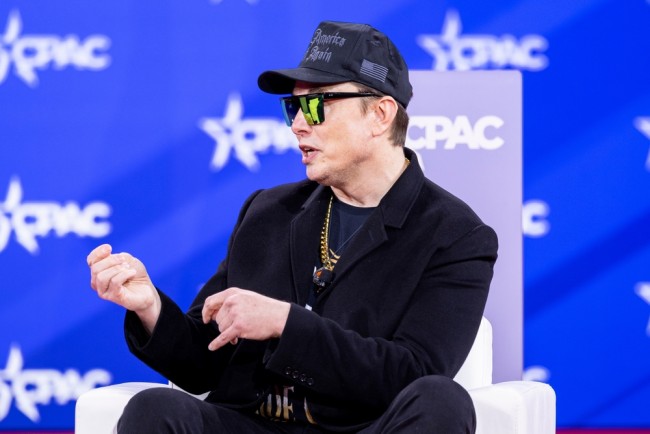 Musk becomes world's first 0 billion man