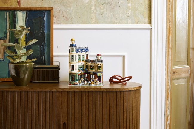 Expand your Lego city with this lovely and quaint Shopping Street