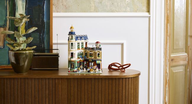 Expand your Lego city with this lovely and quaint Shopping Street
