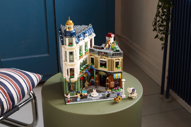 Expand your Lego city with this lovely and quaint Shopping Street