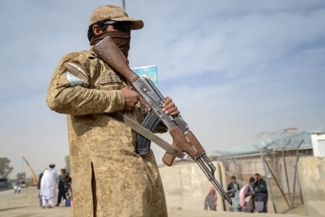 Pakistan and Afghan forces clash along border after days of hostilities