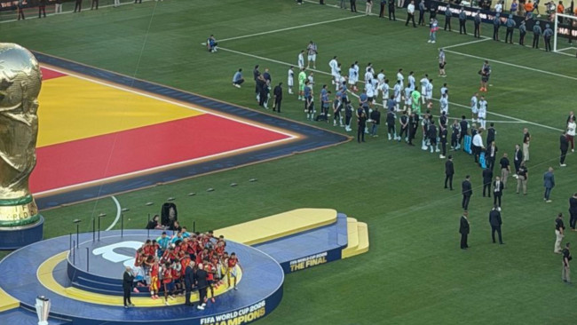 Flaco López was the only Argentine player who didn't turn his back to Spain in controversial moment