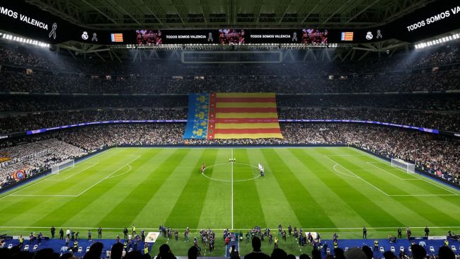 Real Madrid visits Valencia tonight: divided in a fierce rivalry, united in solidarity