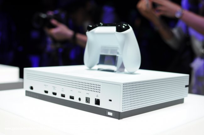 Picture gallery: Xbox One S and the new Xbox Controller. - - Gamereactor