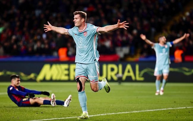 Atleti stuns Barcelona with a 90+6 goal and takes Liga leadership