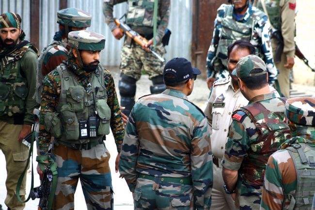 Kashmir: Tensions escalate as Pakistan tests missiles and India orders security drills