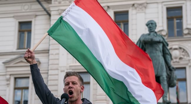 Orbán ousted after 16 years as Hungary turns to pro-EU opposition, a victory for Europe against Russia