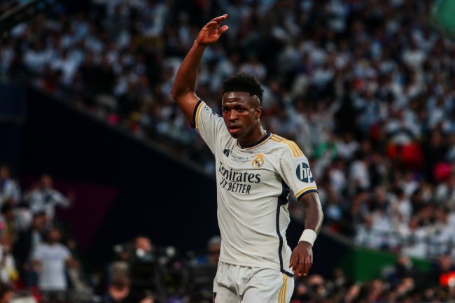 Real Madrid fans whistle the players at the Bernabéu, some ask for Florentino Pérez's resignation