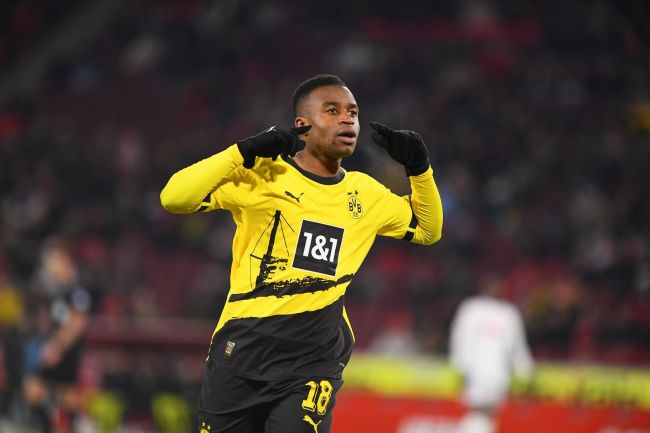 La carrière d'une star du Borussia Dortmund aurait pu être une fraude : l'âge et les parents de Youssoufa Moukoko ne sont pas réels