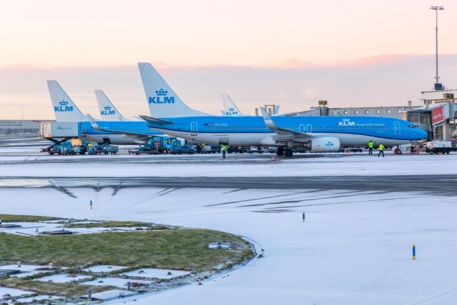 Snow and wind paralyze Amsterdam's Schiphol
