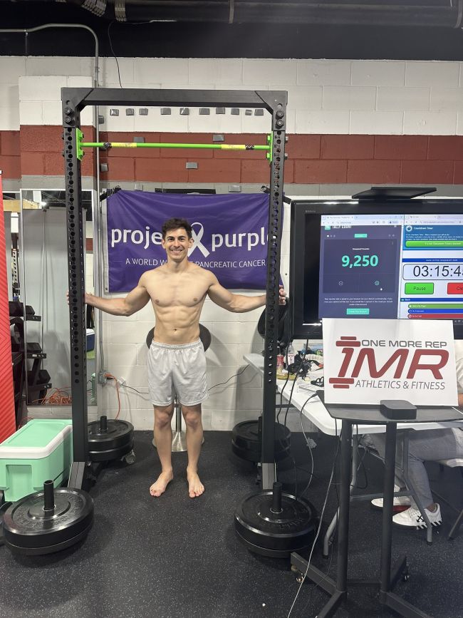 Former Faze member breaks world record for most pullups
