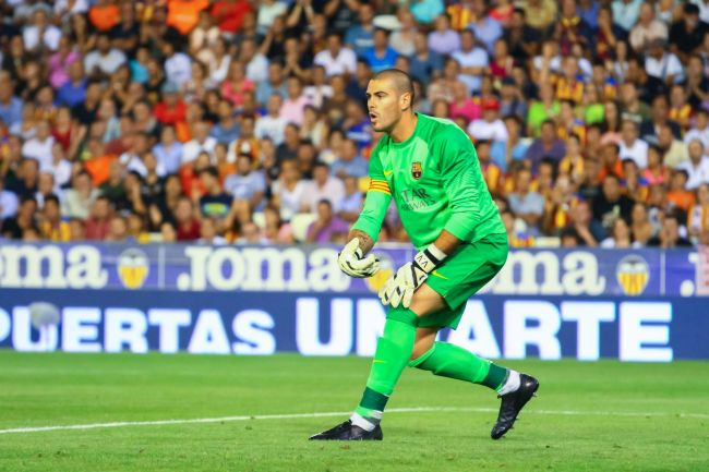 Former Barcelona goalkeeper Víctor Valdés gets surprising new managerial job