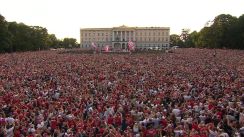 media/81/thousandsrowoslo_4948103t.jpg