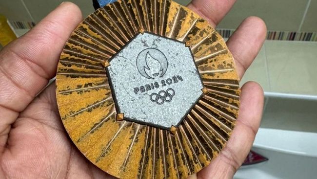 Another Paris 2024 medallist shows how damaged his Bronze medal is: "Outrageous? Yes. Surprising? Not at all"