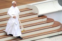 media/87/popeleowarns_4868763t.jpg