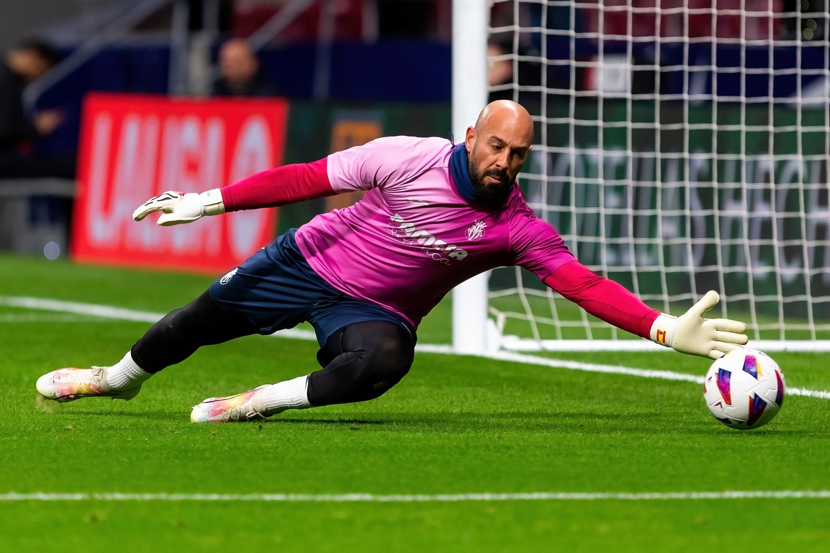 Pepe Reina announces his retirement from professional football