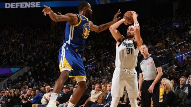Warriors and Mavericks make NBA history with a record tally of 48 three-pointers